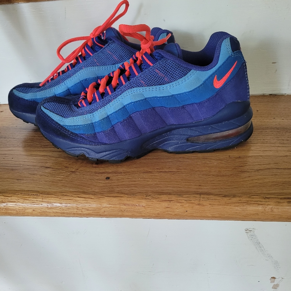 Nike - Picture 3 of 4